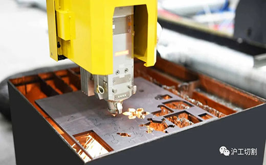 人生就是博官网10米大幅面龙门光纤激光切割机精密圆孔高品质切割