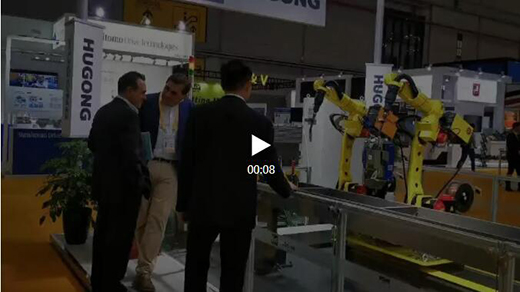 进博会首日人生就是博官网意大利CEA展位参观者关注机械人焊接系统